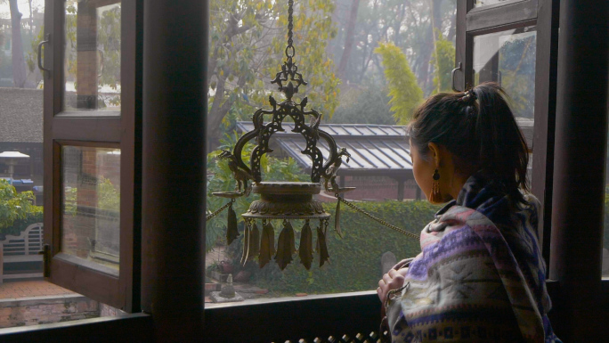 尼泊尔导游对游客讲解异国文化婚礼旅拍样片