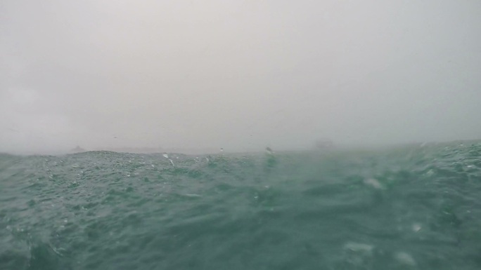 海面上的大雨