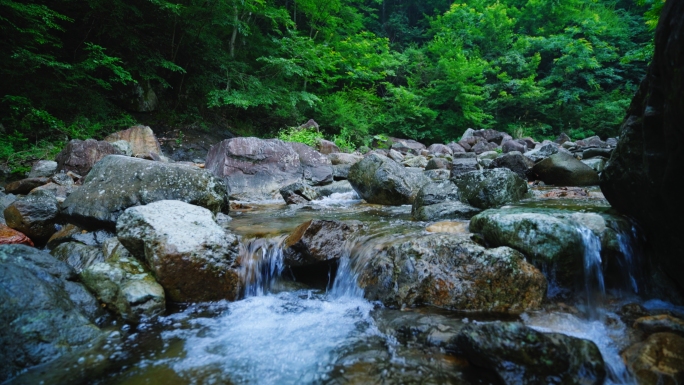 山间清澈溪流