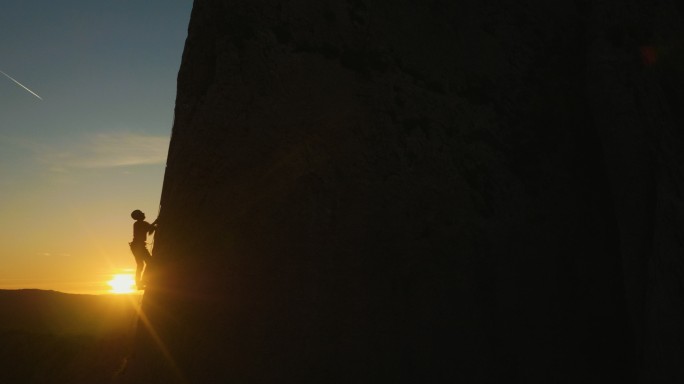 在令人惊叹的日落中攀岩