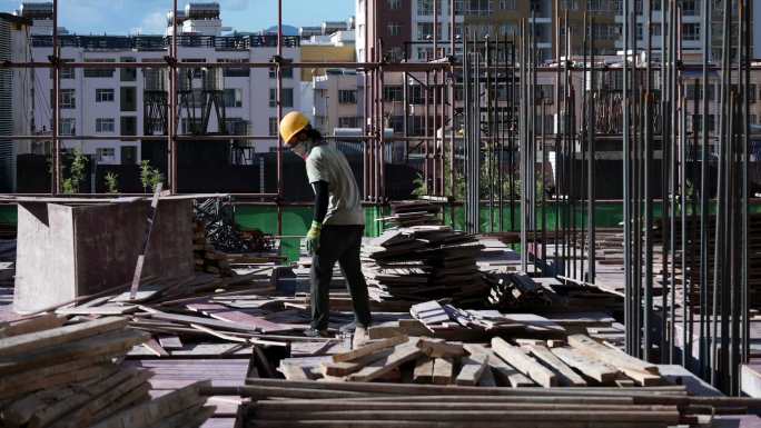 实拍大热天建筑工人工地干活