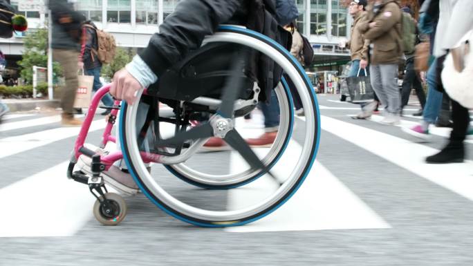 坐轮椅的人在人行横道上通行