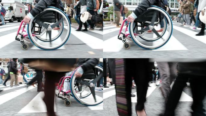 坐轮椅的人在人行横道上通行