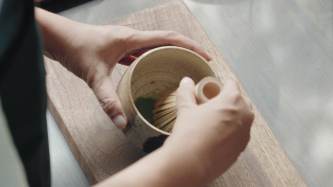 在陶瓷碗里做绿茶抹茶