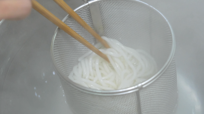 桂林米粉制作过程煮米粉