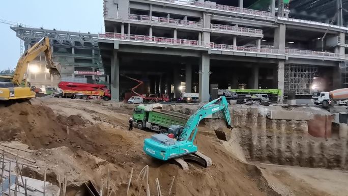 挖掘机挖土装车北京丰台火车站工地