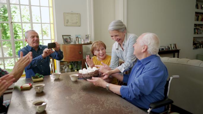 老人与朋友在养老院庆祝生日