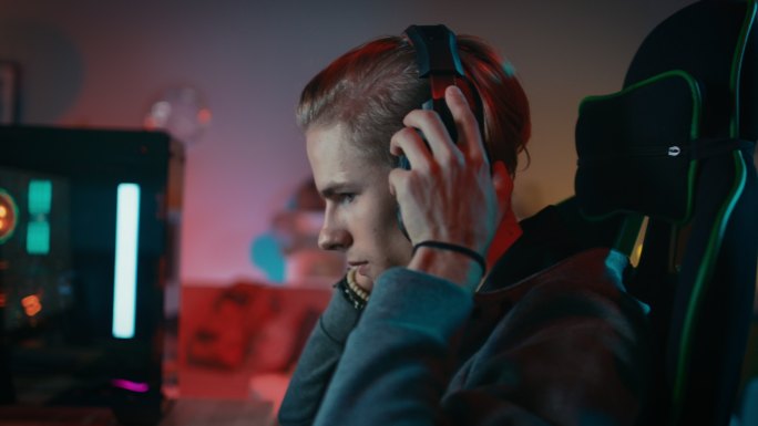 玩家戴上耳机，开始在电脑上玩游戏。