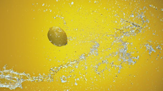 一个柠檬与空气中的水碰撞的慢镜头。