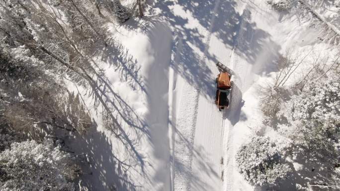 一辆铲雪车在雪地上工作