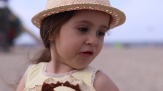 3岁女孩吃甜甜圈可爱小姑娘饿了吃东西