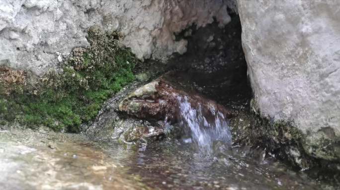 一组清澈泉水流动镜头