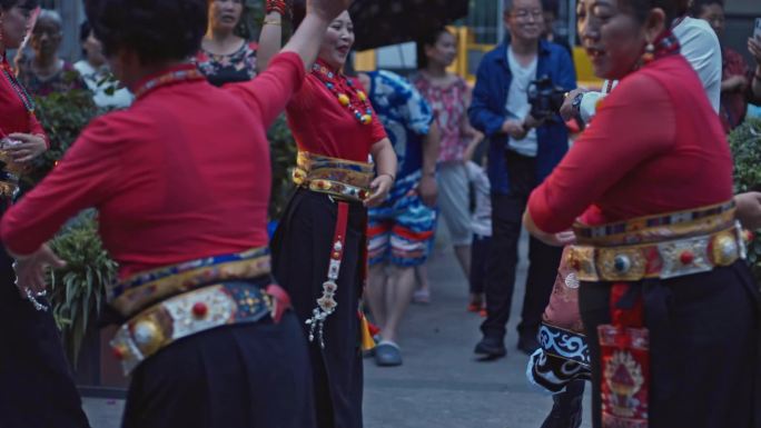 小区里的藏族舞蹈