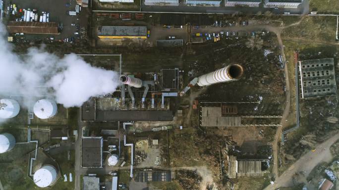 无人机从空中俯瞰一座燃煤发电厂
