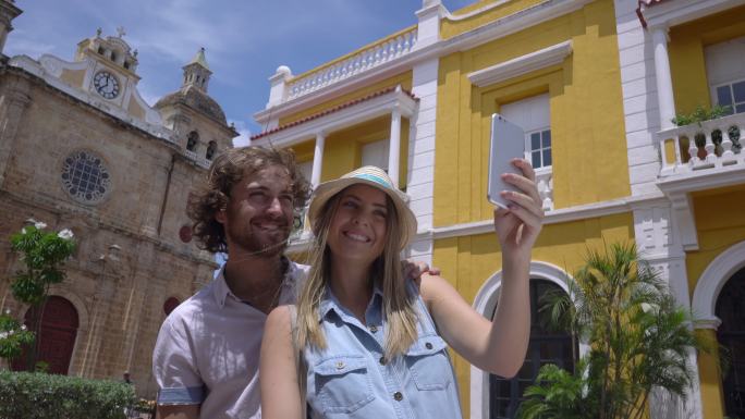 一对旅游年轻夫妇用智能手机自拍