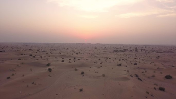 日落时飞越沙漠