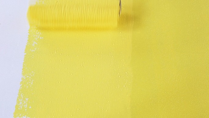 用滚筒将墙面漆成黄色