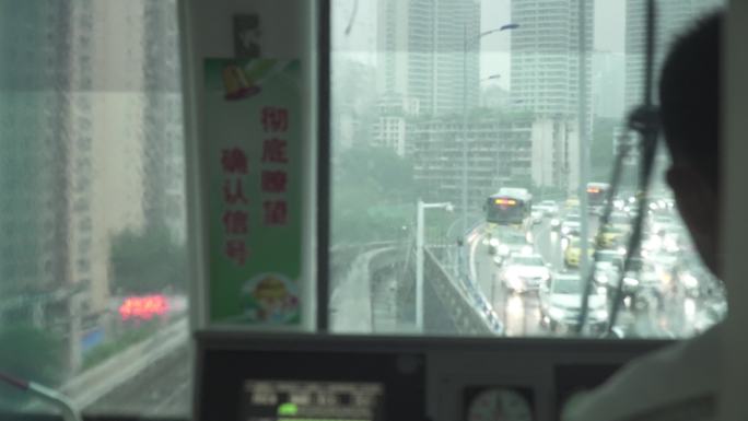 重庆3号线在雨中行驶