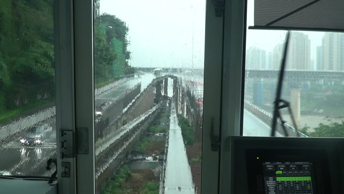重庆2号线雨中行驶
