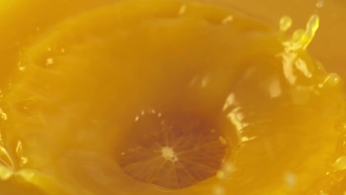 橘子片掉入橙汁