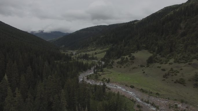 航拍山中云雾