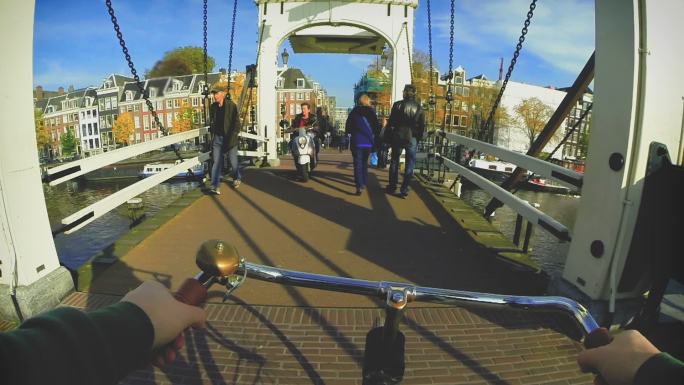 骑着自行车过桥