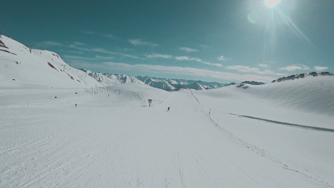 在雪坡上滑雪航拍雪山滑雪道滑雪场极限运动