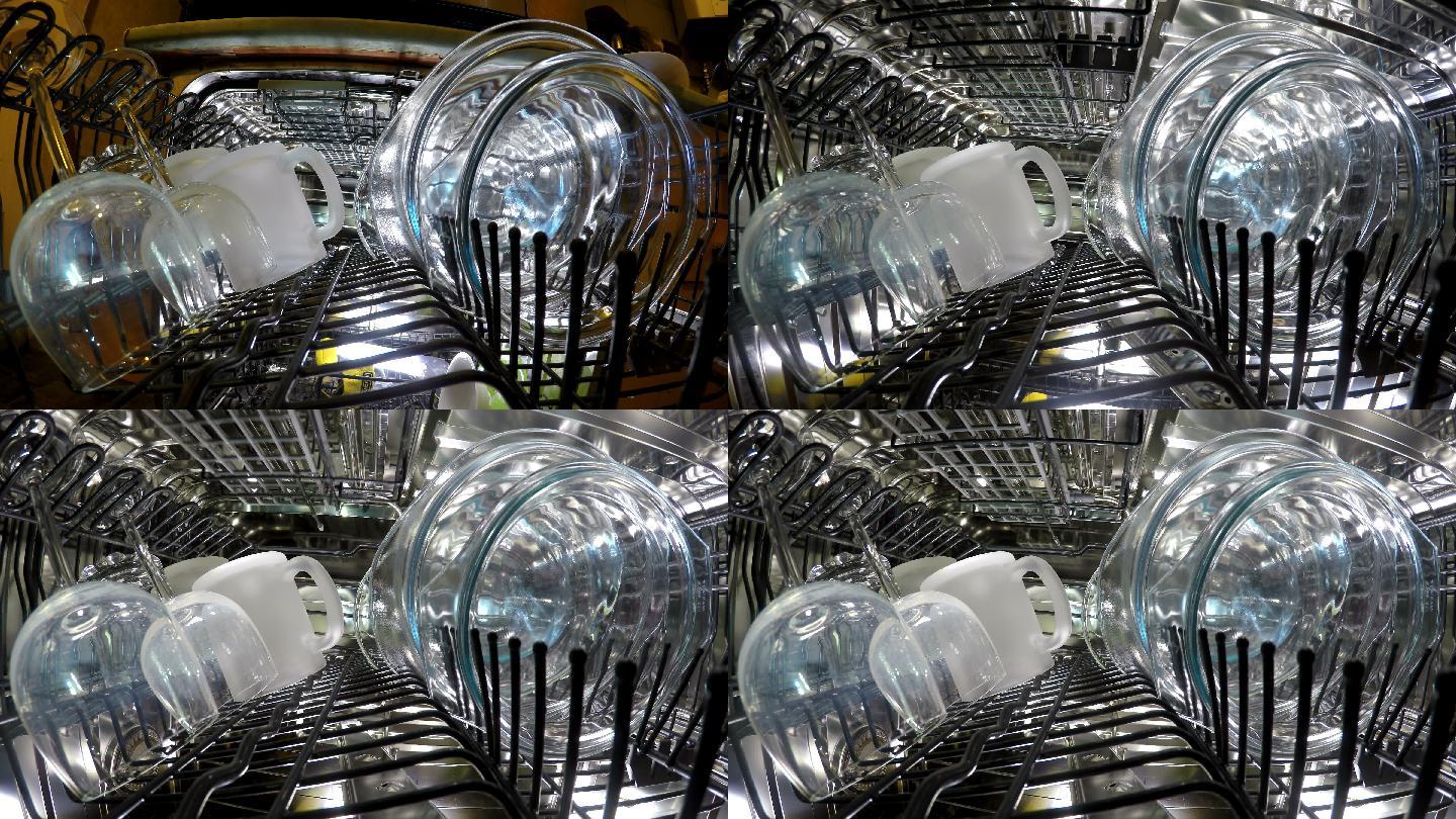 在洗碗机中清洗餐具的内部视图
