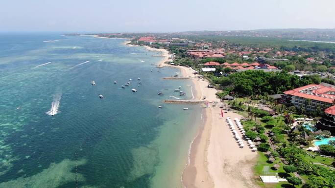 巴厘岛碧海蓝天海岸沙滩游船