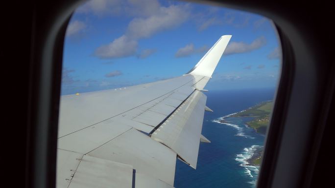 从飞机窗口俯瞰热带岛屿