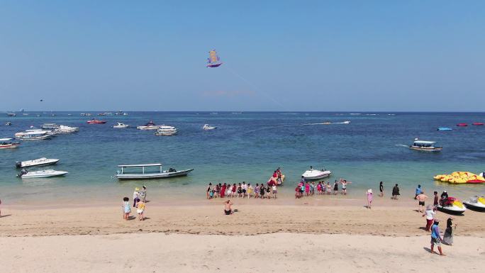 巴厘岛海边游客拍照嬉戏游船快艇