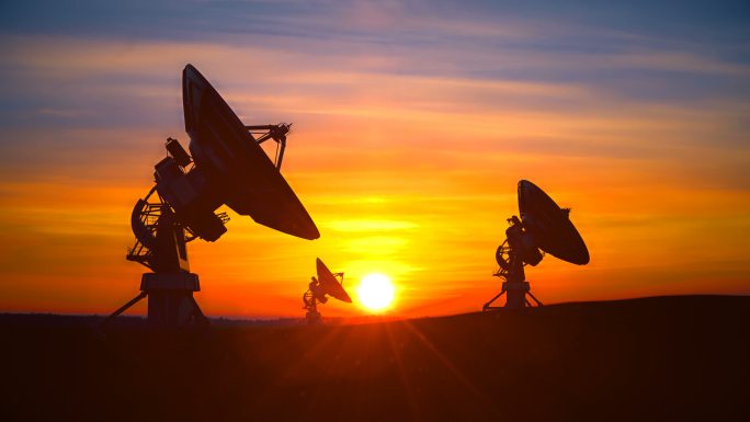 三台射电望远镜在夕阳映衬下探索