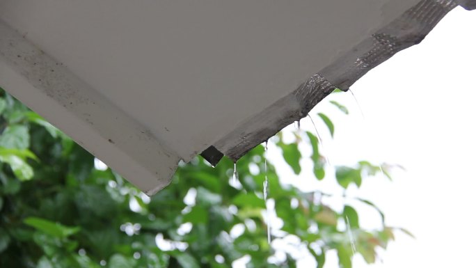 雨滴从屋檐下落下