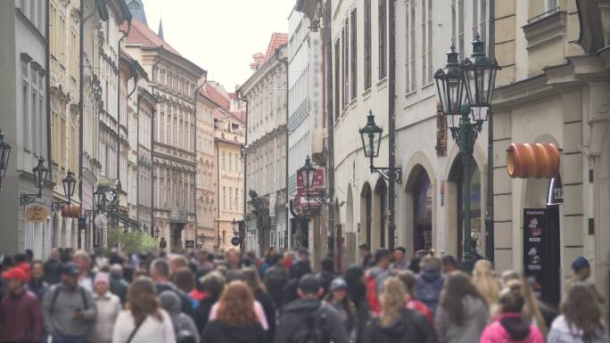 布拉格的街道上的游客络绎不绝。