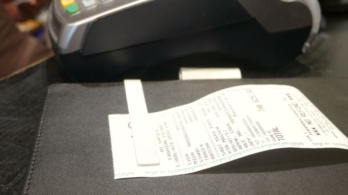 使用信用卡，签名出纳购物商场信用卡阅读器