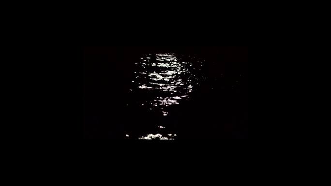 月亮印在水面上闪闪发光
