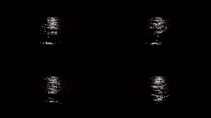 月亮印在水面上闪闪发光