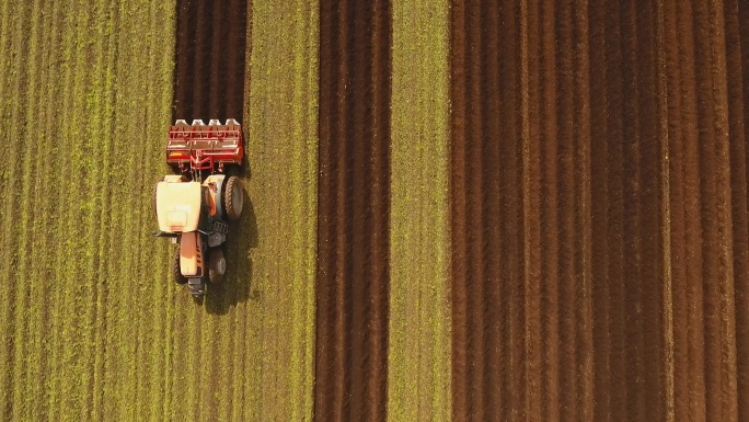 在农田里耕作的农业机械