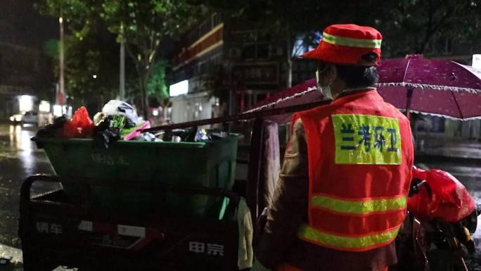 深夜雨中环卫工人