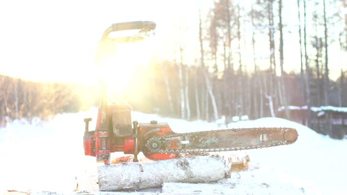 雪地里的锯