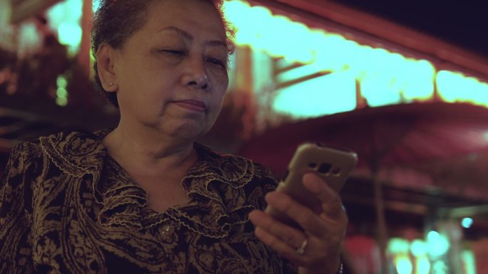妇女使用智能手机宣传片视频素材