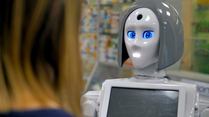 一个机器人与一位女性购物者交谈。