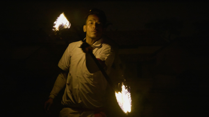 篝火舞蹈晚会玩火人尼泊尔村落部落升格旅游