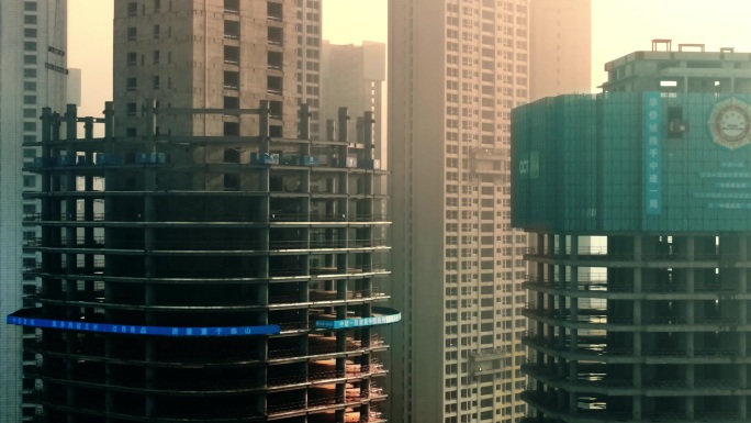 晨雾中的宜宾三江口CBD高楼