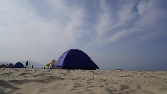 海边飘逝白云和搭建帐篷休闲间隔摄影