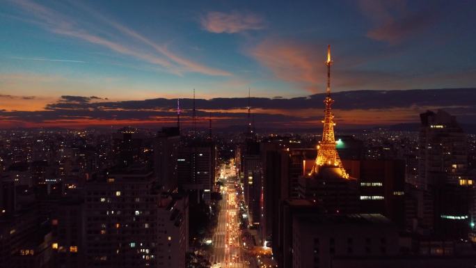 巴西圣保罗保利斯塔大道黄昏的景色。