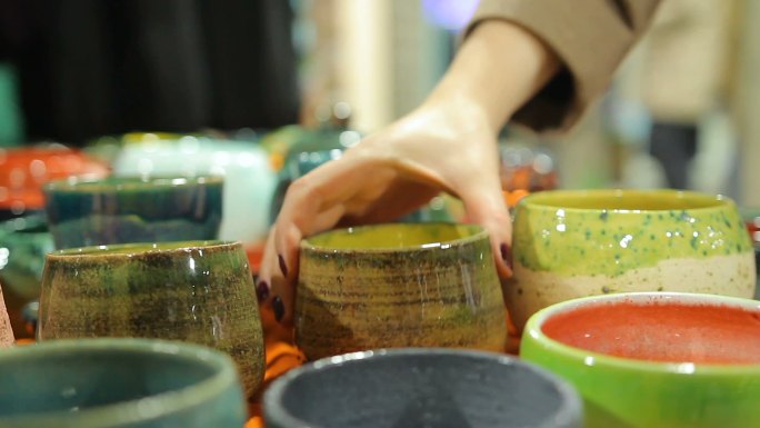 陶瓷店选购装瓷碗