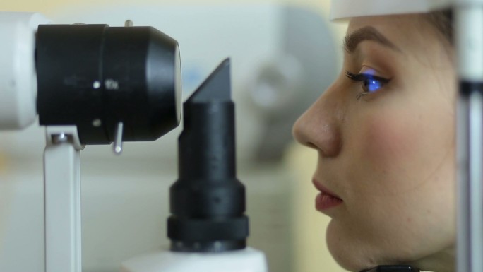 在眼科诊所检查视力的妇女