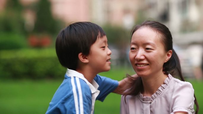 儿子亲吻母亲婴儿亲子互动母婴家庭温馨聚餐