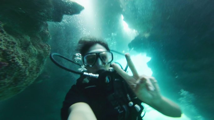 水下洞穴自拍海边旅游探险潜泳礁石珊瑚礁